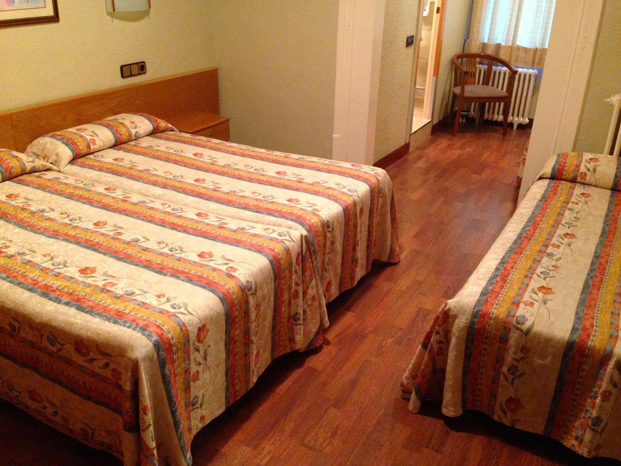 Pelayo Deluxe Apartments Barcelona Bagian luar foto